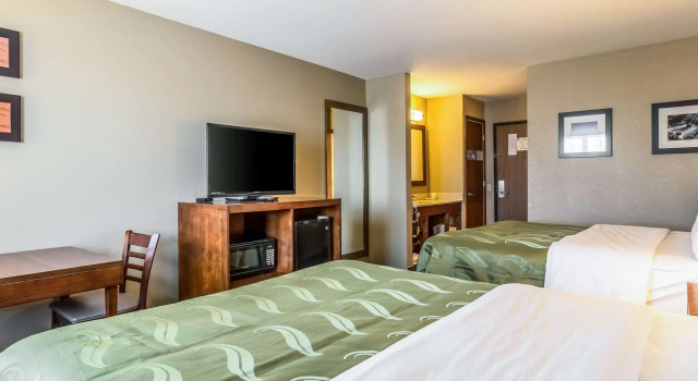 Четырёхместный номер Standard Quality Inn & Suites Salem near I-57