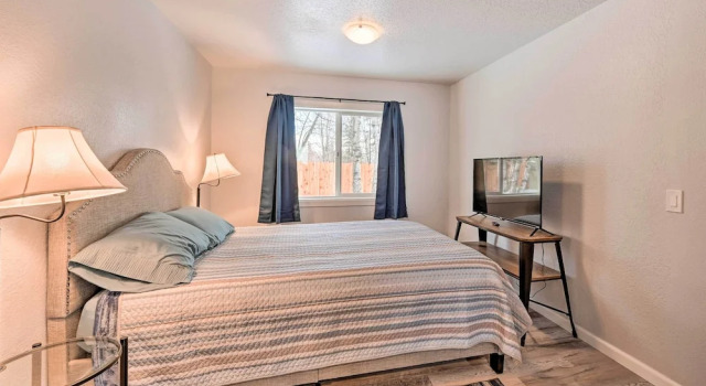 Коттедж с 2 комнатами Kenai Home w/ Fireplace < 10 Mi to Big Eddy!