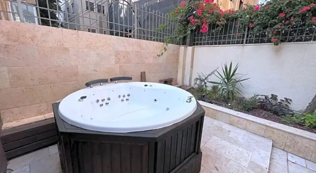 Люкс Olive Beer Garden Hotel