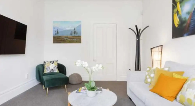 Апартаменты Light-filled Renovated Villa Walk to Ponsonby Road