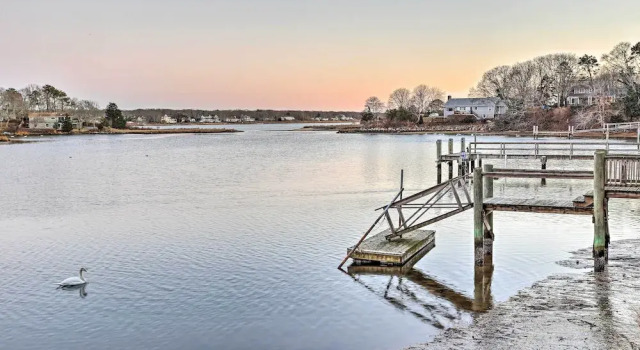 Коттедж Walk to Great Pond: Spacious East Falmouth Home