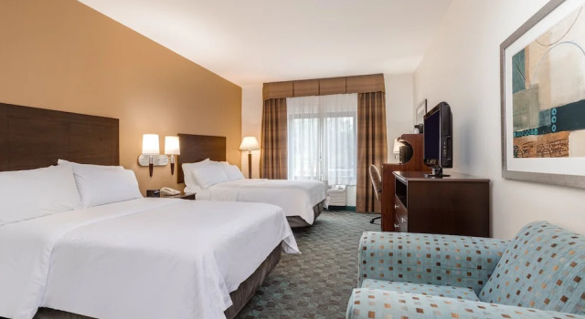 Четырёхместный номер Standard Holiday Inn Express Hotel & Suites Canton by IHG