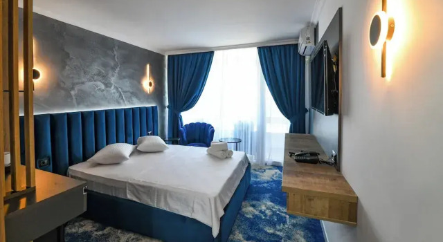 Luxusní Dvoulůžkový s manželskou postelí pokoj s balkonem a a výhledem na město Hotel Topaz