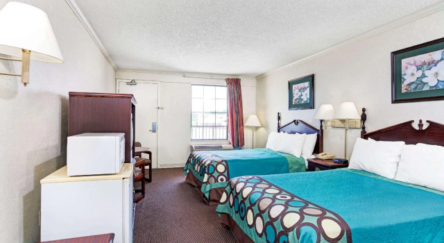 Четырёхместный номер Standard Super 8 by Wyndham Clarksville East