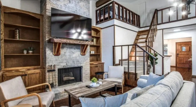 Renovated Waterfront w Dock, Sleeps 11, Забронировать Отель Лейкуэй Greater Austin, рядом с Загородный клуб Лейкуэя