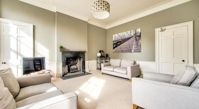 Bright and Spacious 4-bedroom Apart in Stockbridge