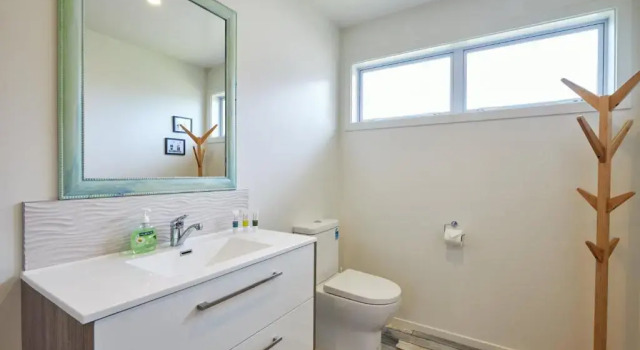 Коттедж Classic Charm, Sea & Mountain Views, Family Fun - KK95170