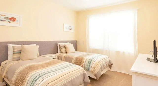 6 Bedrooms home by RedAwning