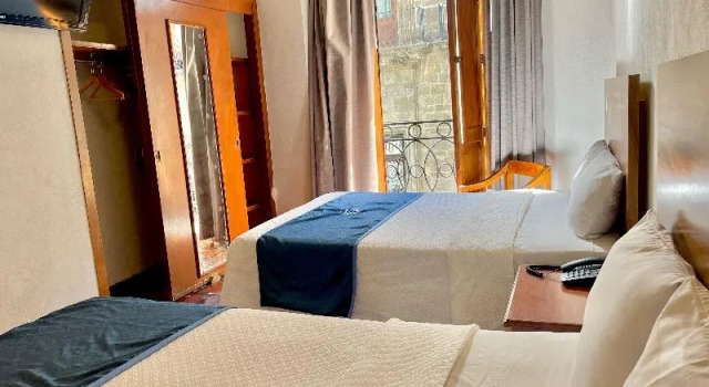 Четырёхместный номер Standard с балконом Hotel Frances