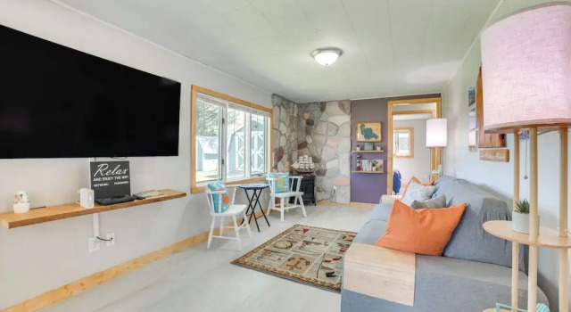 Houghton Lake Cottage w/ Patio: Walk to Waterfront, Varaa Lomakoti Houghton Lake Michigan