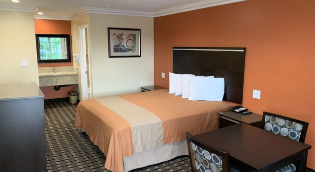 Двухместный номер Deluxe Ontario Inn & Suites