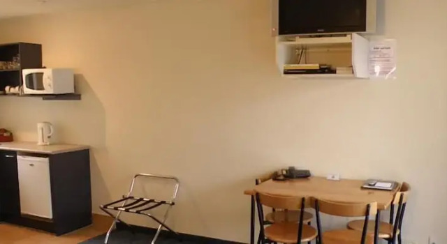 Четырёхместный люкс Executive Stadium Motel