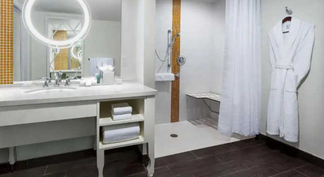 Двухместный номер Accessible Hilton Cabana Miami Beach Resort