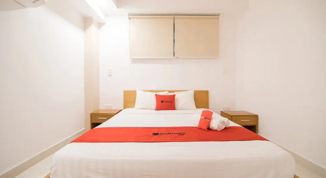 Номер Economy RedDoorz Plus near SECC D7