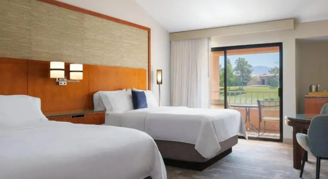 Четырёхместный номер Standard с видом на поле для гольфа The Westin Rancho Mirage Golf Resort & Spa