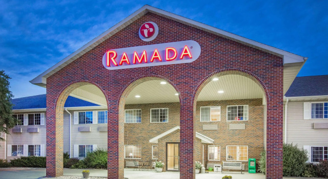 Ramada by Wyndham Spirit Lake/Okoboji, Book Hotel Okoboji Iowa