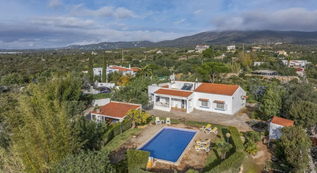 Вилла Muxima in Quelfes With 3 Bedrooms and 2 Bathrooms
