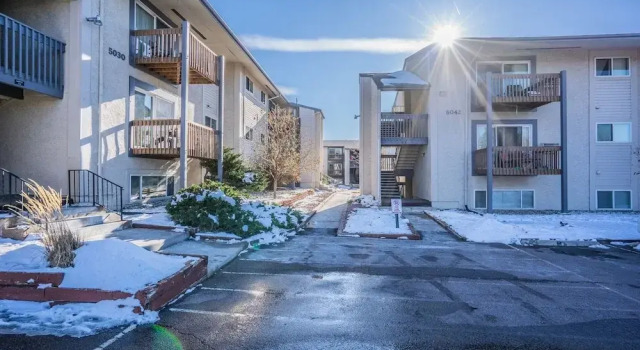2 BD Value-stay Dog-friendly!, Varaa Huoneisto Hotellit Colorado Springs uima-altaalla, Uima-allas