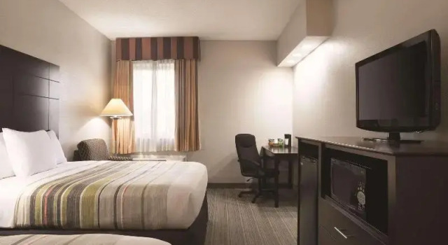 Четырёхместный номер Standard Country Inn & Suites by Radisson, Indianapolis East, IN