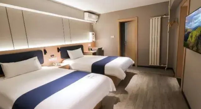 Четырёхместный люкс с 2 комнатами Home Inn