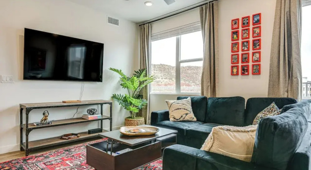 Апартаменты 25 Mi to Zion: Rock 'n' Roll Condo w/ Mtn View!