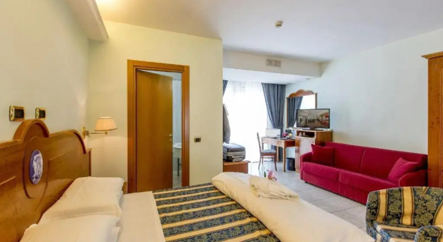 Трёхместный номер Hotel Ambassador