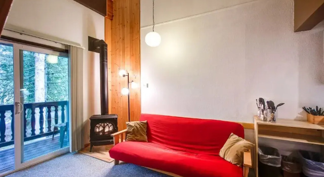 56SLL - Fireplace - Inexpensive - Kitchenette - Sleeps 4, Buchen Sie Ferienwohnung Hotels in Glacier mit Parkplatz, Parkplätze