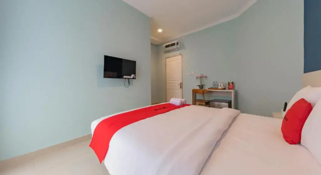 RedDoorz Plus near Surapati Core