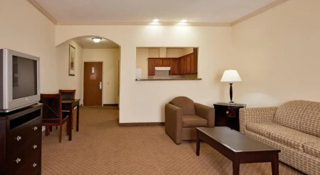 Четырёхместный люкс Holiday Inn Express Hotel & Suites La Porte