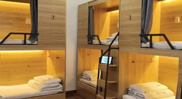 Кровать в общем номере (мужской номер) Mangshi Youwang Hostel