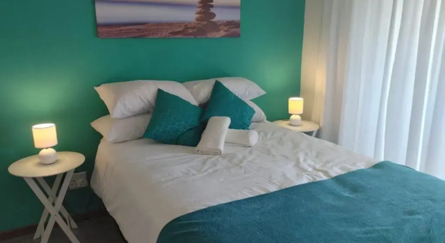 Cheerful 2 bedroom cottage with a communal pool, Забронировать Дом для отпуска Хибберден Durban South Coast, рядом с Пляж Hibberdene Beach