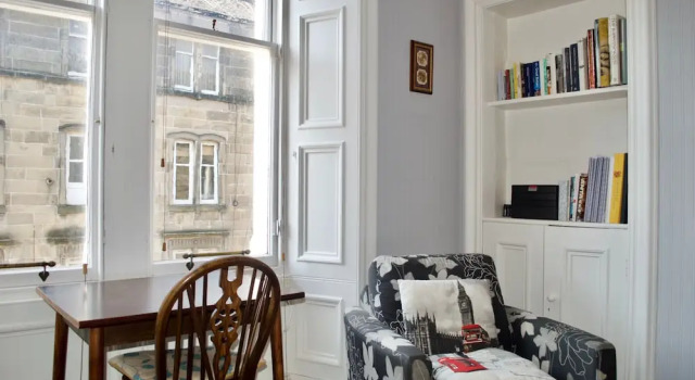 Beautiful 2 Bedroom Flat in Leith, Забронировать Отель Отели Эдинбурга 3 звезды, рядом с City Observatory, 3*
