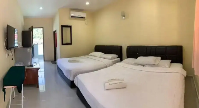 Четырёхместный номер Standard с балконом и с видом на море Penarak Bamboo Beach Motel