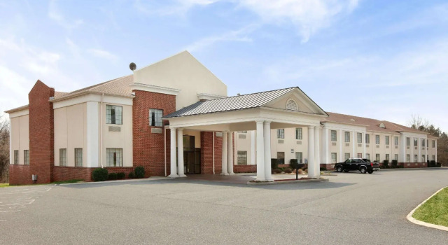Четырёхместный номер Standard Days Inn by Wyndham Altavista