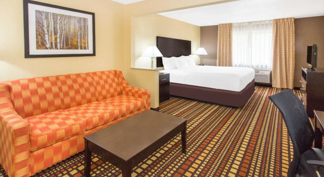 Двухместный люкс Days Inn & Suites by Wyndham Davenport East