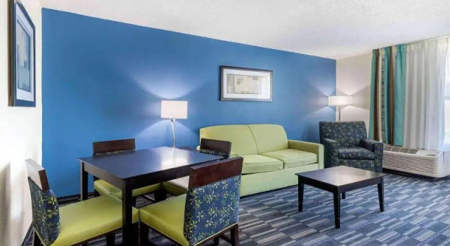 Люкс Days Inn and Suites by Wyndham Oxford