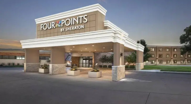 Четырёхместный номер Standard с видом на бассейн DoubleTree by Hilton Manhattan, KS