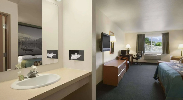 Super 8 by Wyndham Salmon