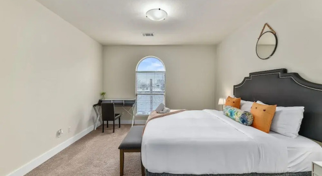 CozySuites Oak Lawn with great rooftop, Забронировать Отель Даллас Dallas - Fort Worth Metropolitan Area, рядом с Lee Park
