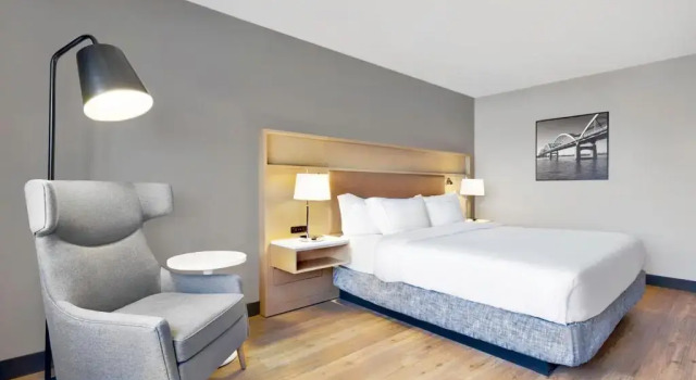 Номер Standard с частичным видом DoubleTree by Hilton Davenport