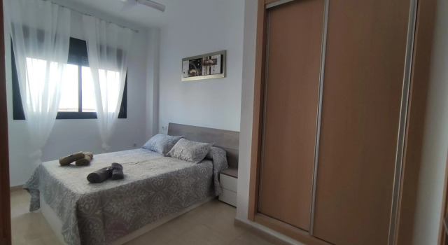 Apartamento con patio, piscina y parking privado