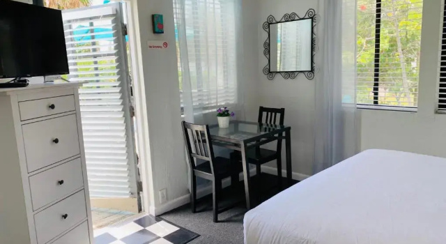 Студия с видом на бассейн Sabal Palms Inn