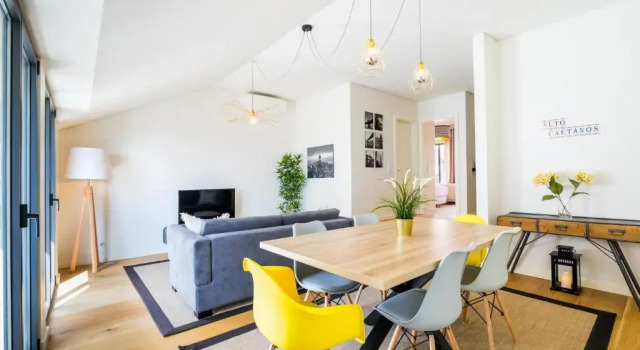 Апартаменты ALTIDO Bairro Alto 2-BR Apartment with Large Terrace
