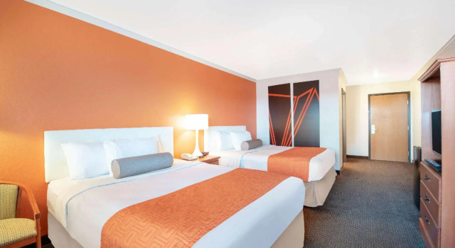 Четырёхместный номер Standard Howard Johnson by Wyndham Oacoma Hotel & Suites