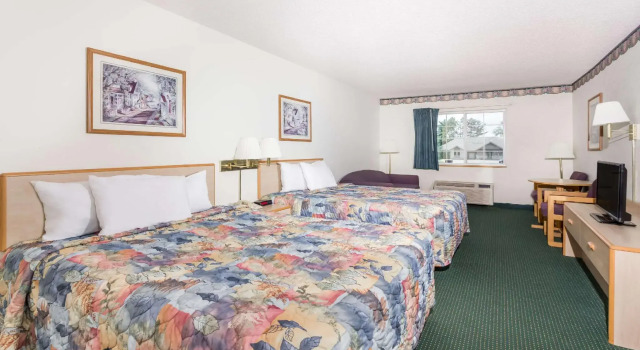 Четырёхместный номер Standard AmericInn by Wyndham Eagle River Downtown
