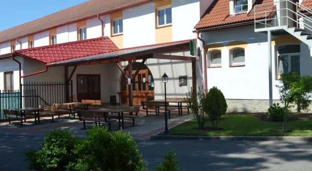 Hotel Na Statku, Rezerwuj Hotel Hotele w Central Bohemia z parkingiem, Parking