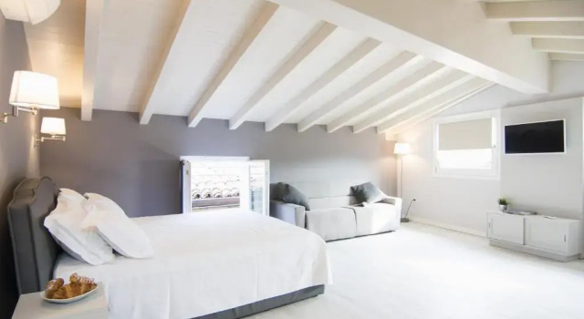 Полулюкс LA QUADRA SUITES - The super central apartments in Iseo, with daily housekeeping included