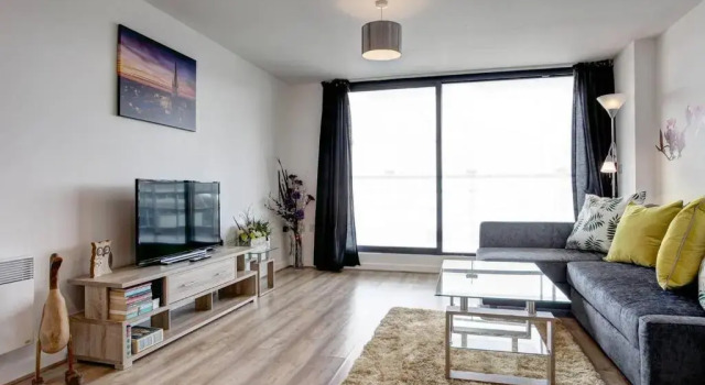 Апартаменты Newly Renovated Riverside Flat w/ Private Balcony