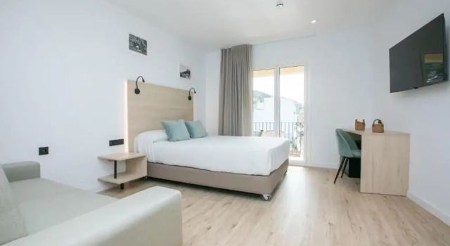 Четырёхместный номер Standard с балконом Hotel Coral Boutique by gaiarooms