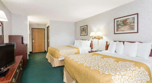 Четырёхместный номер Standard Days Inn by Wyndham Battlefield Rd/Hwy 65